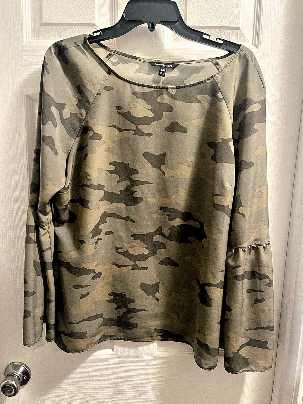 Banana Republic Camo Bell Sleeve Top in Size Large